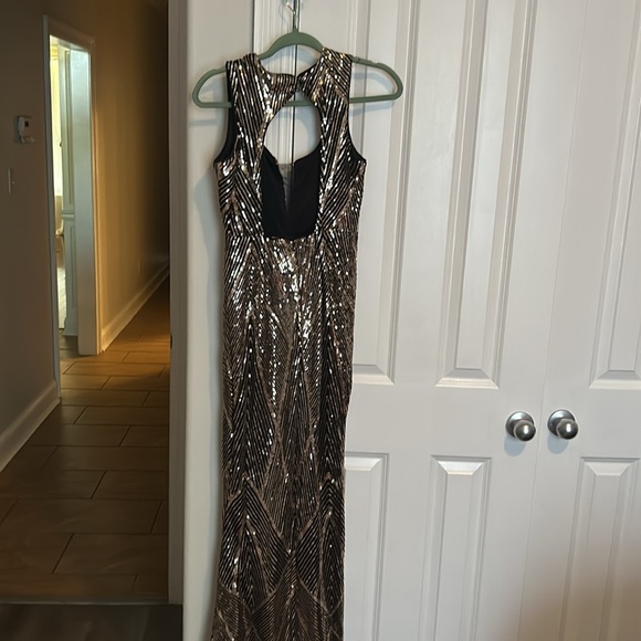 Beautiful evening gown . Size small. Only worn once ! Great Condition - Picture 4 of 5